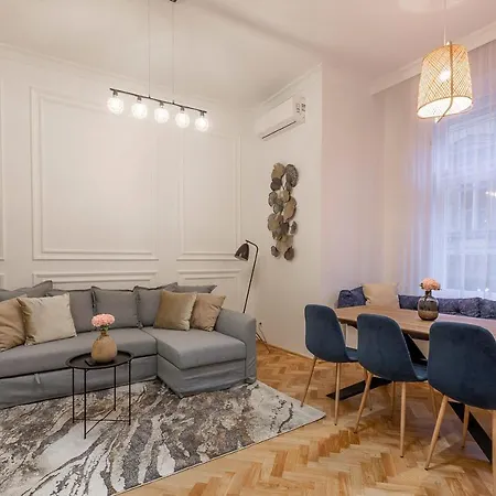 Glamorous Modern In The Hearth Of Apartmán
