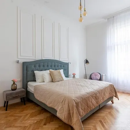 Glamorous Modern In The Hearth Of Apartmán *