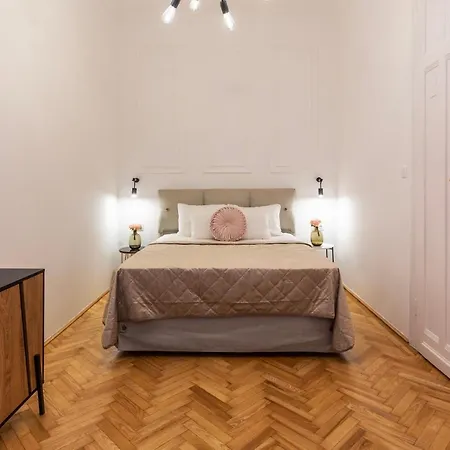 Glamorous Modern In The Hearth Of דירה